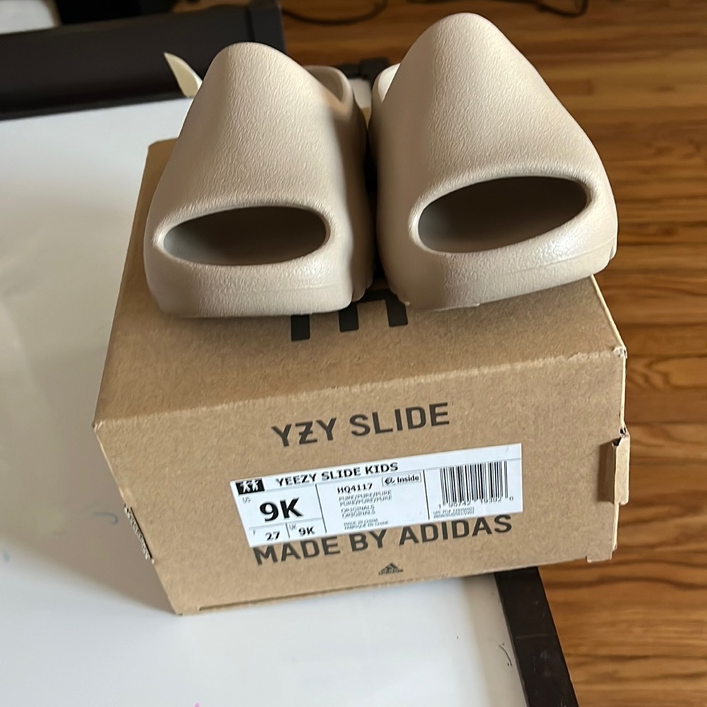 Yeezy (slides) sz 9k